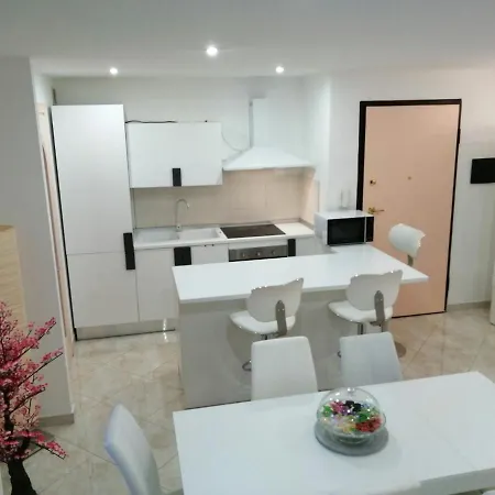 Vem Grazioso E Rifinito Sottopiano - Underground Floor Apartment *