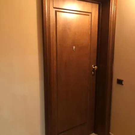 Vem Grazioso E Rifinito Sottopiano - Underground Floor Apartment *